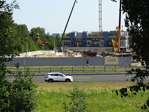 БФА в Озерках, вид со стороны железной дороги